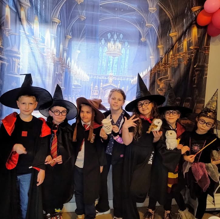 Czarodziejskie strawy dla dzieci, imprezy tematyczne dla dzieci, magia i czary dla dzieci, urodziny dla dzieci z magią, aktywności dla dzieci, Halloween, zajęcia dla dzieci, eventy dla dzieci, disneyowskie przebrania dla dzieci, atrakcje na urodziny dziecięce.